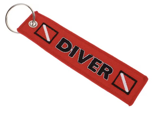 Porte-clés en tissu robuste « DIVER » rouge avec motif drapeau de plongée et anneau métallique solide – parfait pour clés, sacs et bagages.